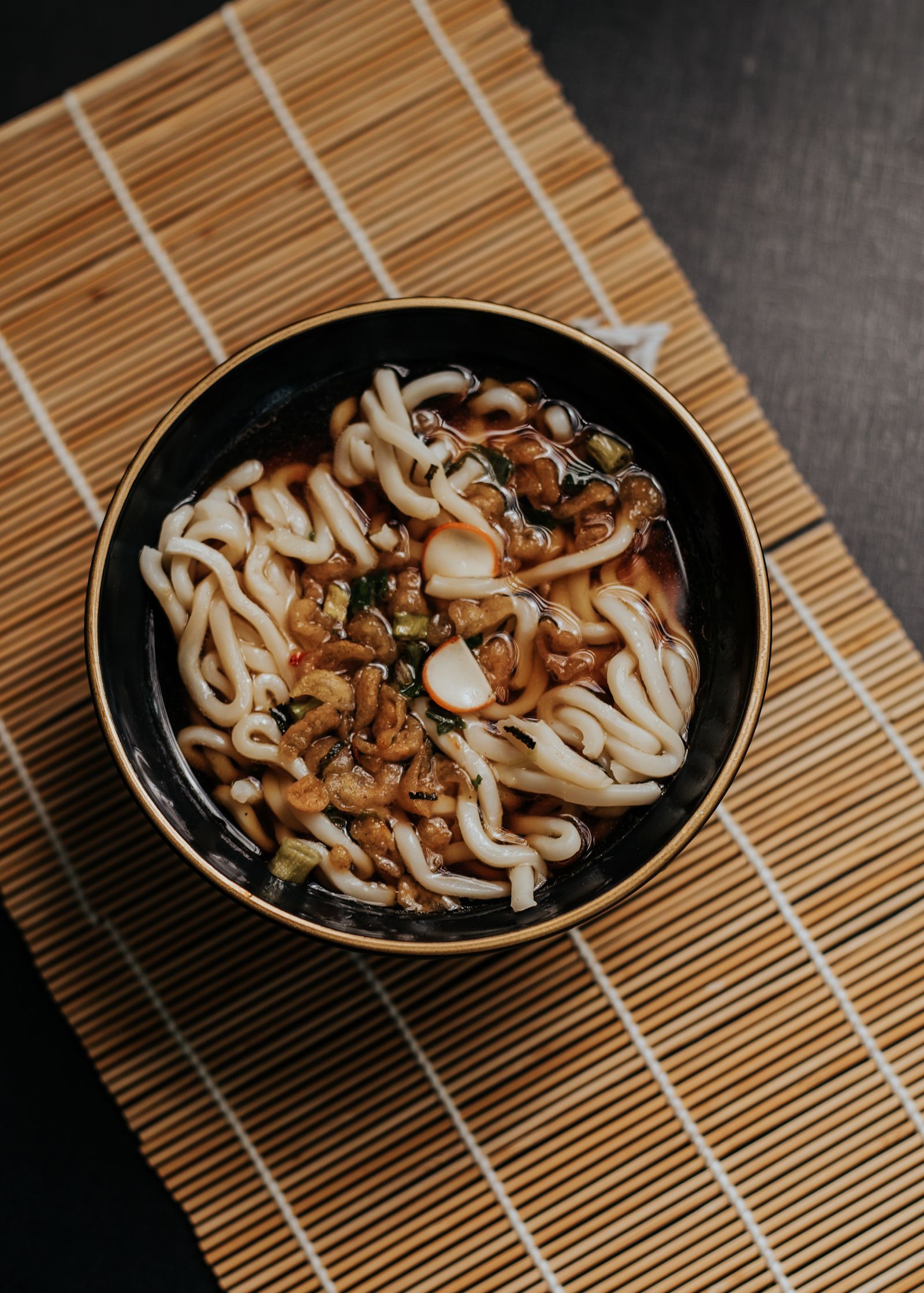 ざるに盛られた麺